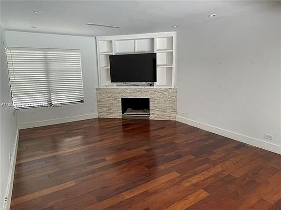 4th image of 4165 Poinciana Ave #0