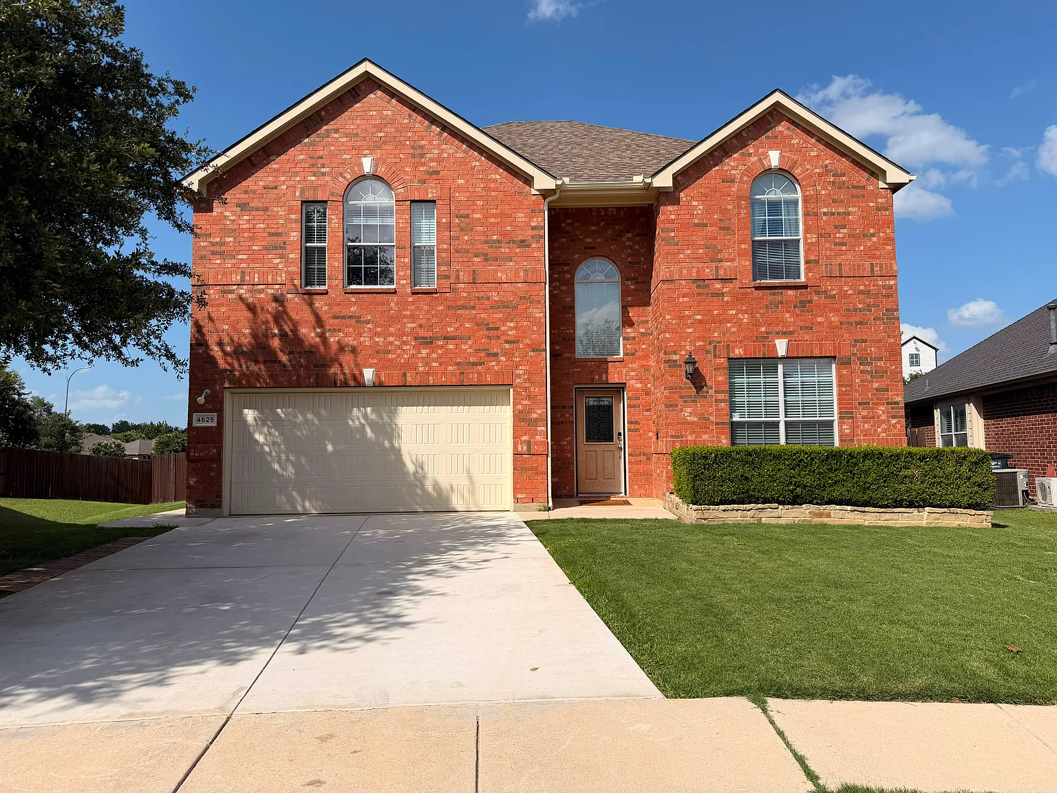 4 bed, 2436 sqft, $2,850 — Photo 1