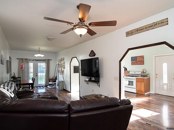 4th image of 410 Nassau Averill Park Rd