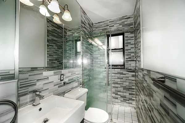 Bathroom, photo 1