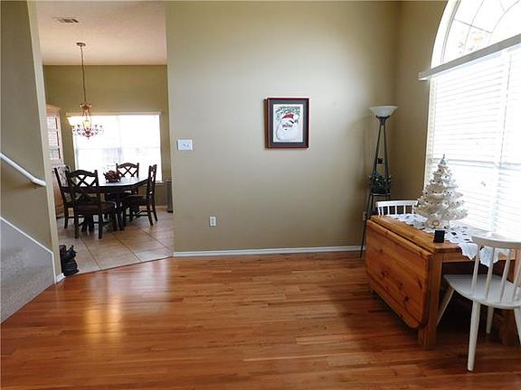 4th image of 912 Valley View Dr
