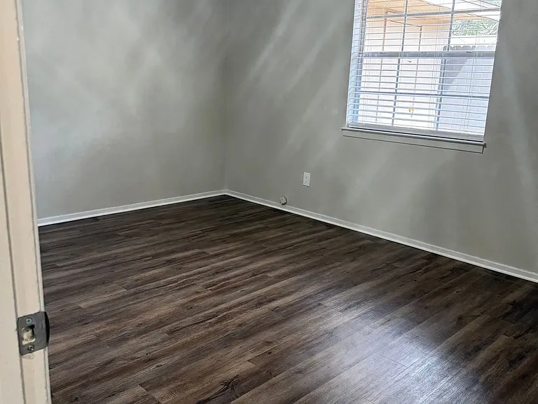 Ivanhoe Duplexes — Photo 14