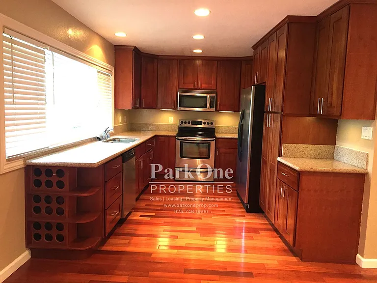 1500 Fieldcrest Dr — Photo 3