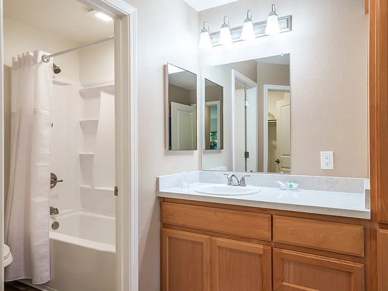 Woodland Hills Apartments — Photo 20