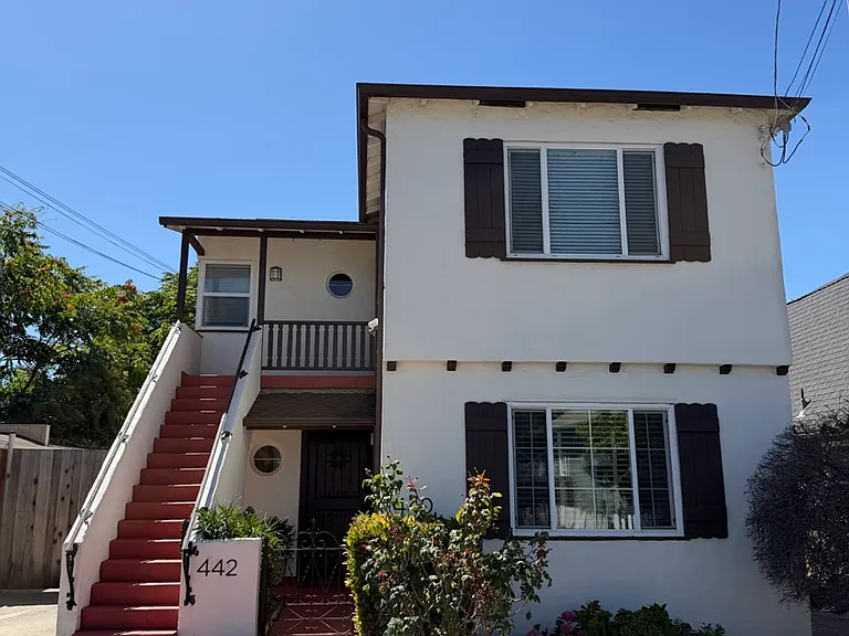 442 E Saint James St — Photo 1