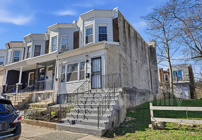 1916 S Salford St — Photo 1