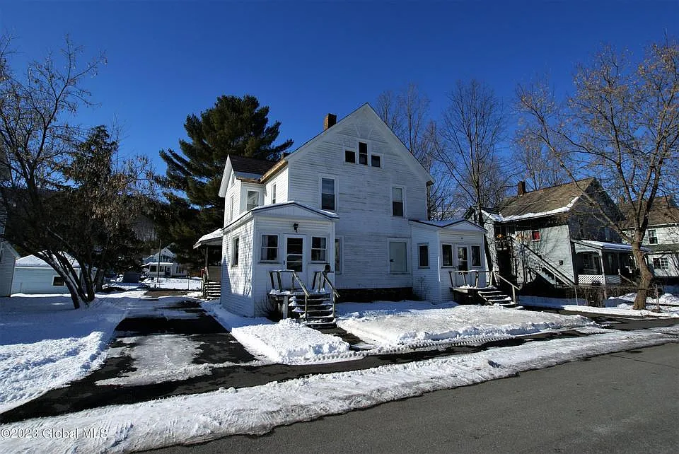 3 bed, 1400 sqft, $1,549 — Photo 1