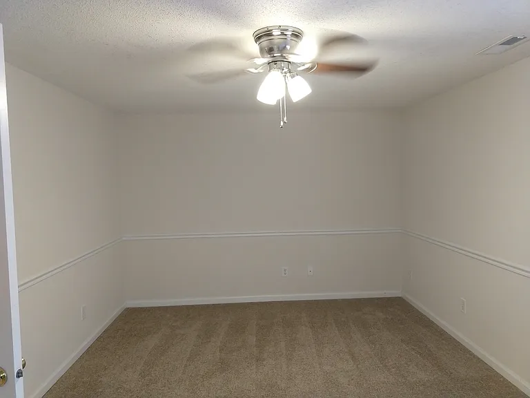 136 Trafalgar Ln — Photo 14