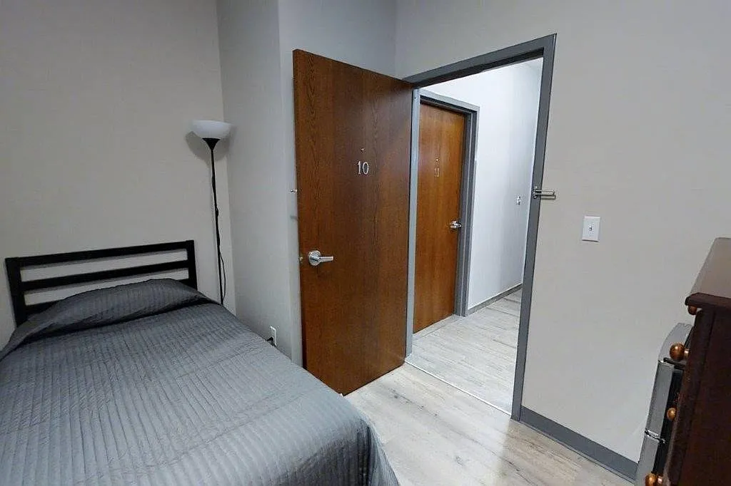 Abbott Residence Inn - Room 4 — Photo 1