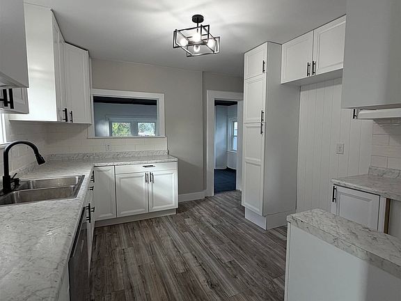 2nd image of 815 Beard St