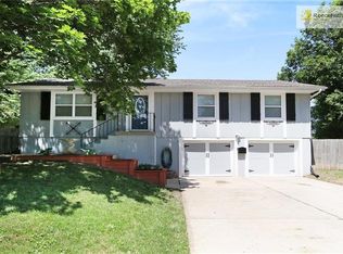 104 SE Bordner Ct, Lees Summit, MO 64063