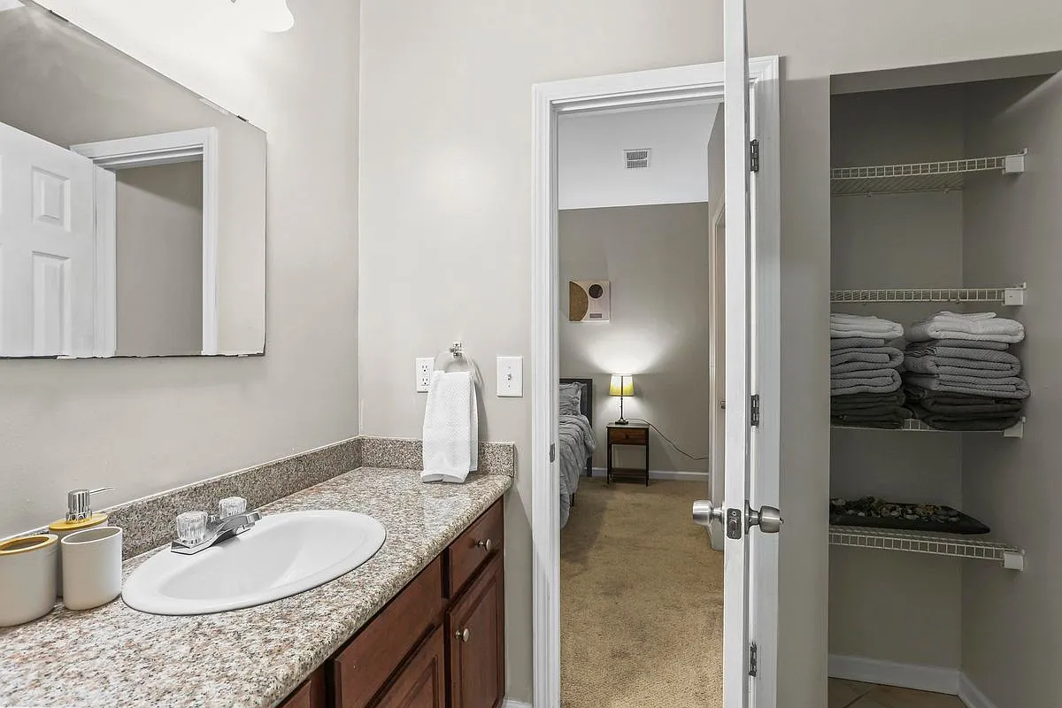 3 bed, 2.5 bath, 2070 sqft, $2,650 — Photo 3