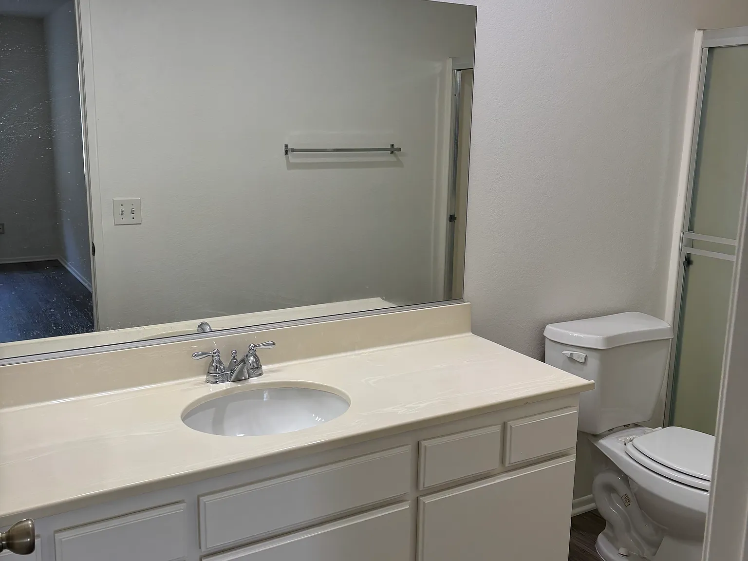 150 E Los Angeles Ave — Photo 4