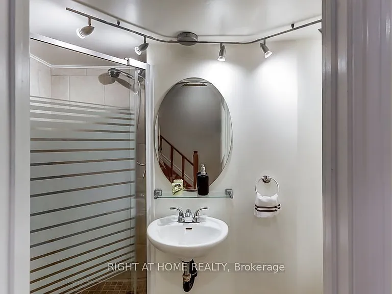 402 Lausanne Cres — Photo 31