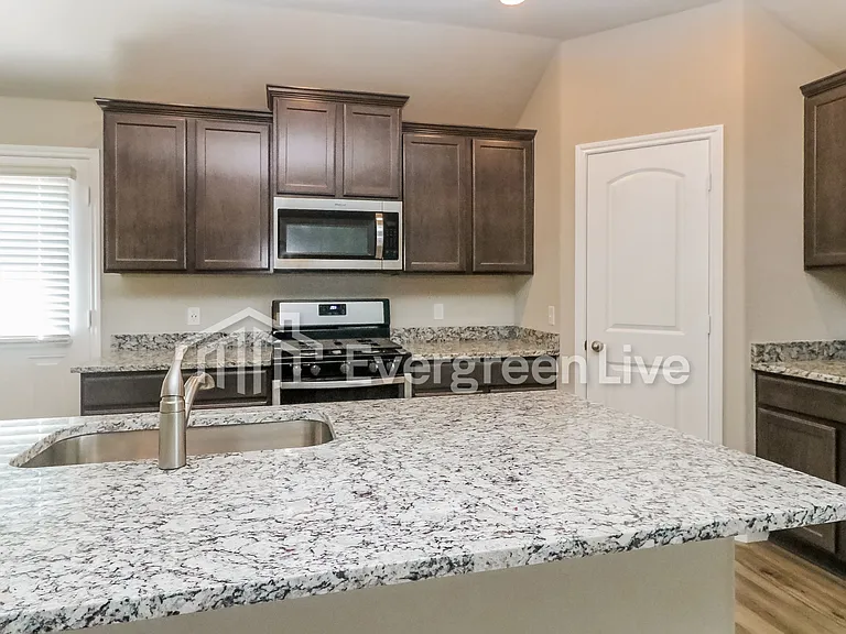 920 NW 3rd St — Photo 7