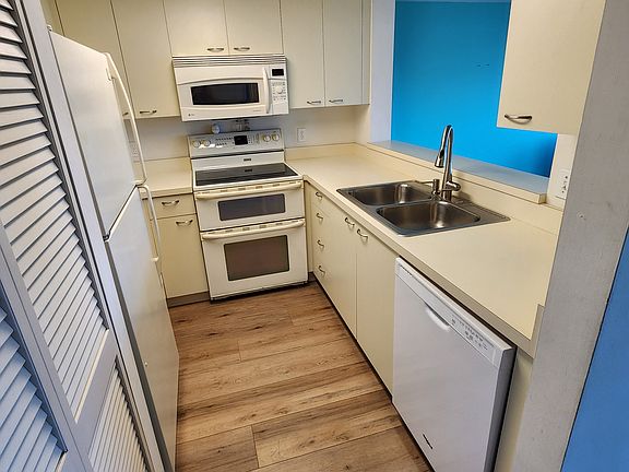 5th image of 7406 Lake Breeze Dr APT 313