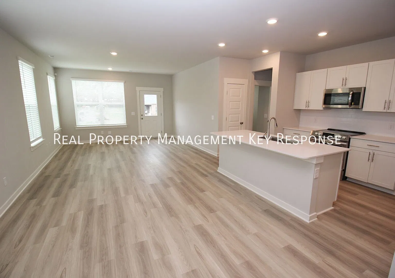 Spacious 4-Bedroom Townhome Near the Lake and in Jack Anderson School District! — Photo 4