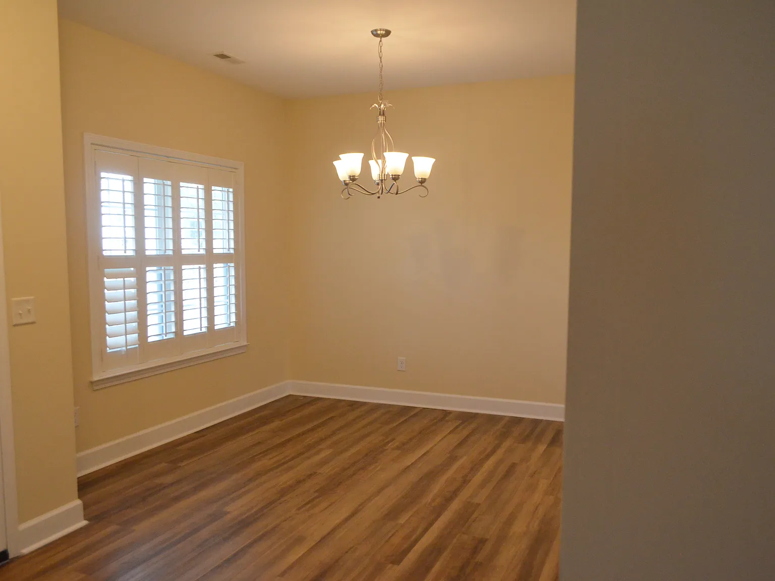 4 bed, 2.5 bath, 2020 sqft, $2,500 — Photo 4