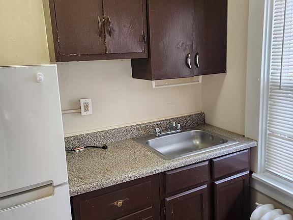 2nd image of 523 E King St APT 4