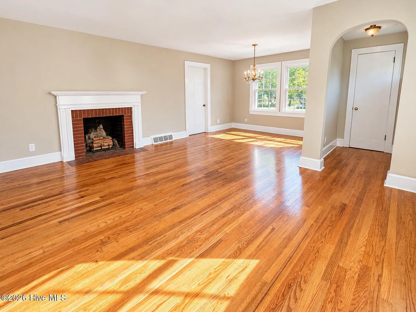3 bed, 1.0 bath, 1232 sqft, $1,400 — Photo 4