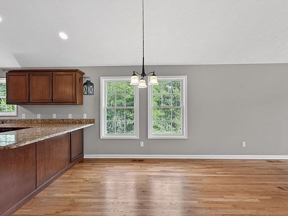 5th image of 374 Douglas Ln