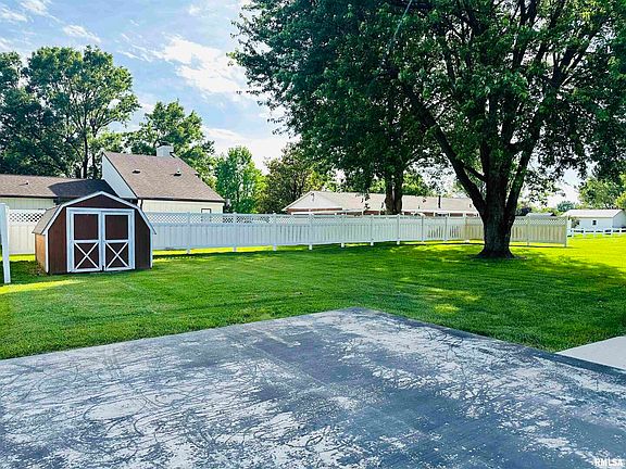5th image of 1011 Applewood Ln