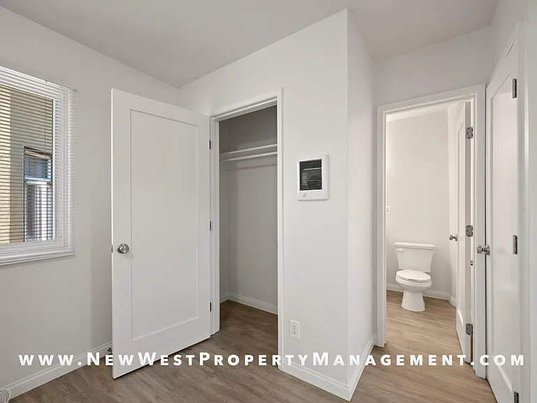 559 22nd St #1/2 — Photo 16