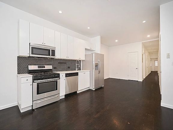 3rd image of 108 Calyer St APT 1L