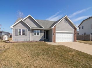 1821 Country Cove Ln, Altoona, IA 50009