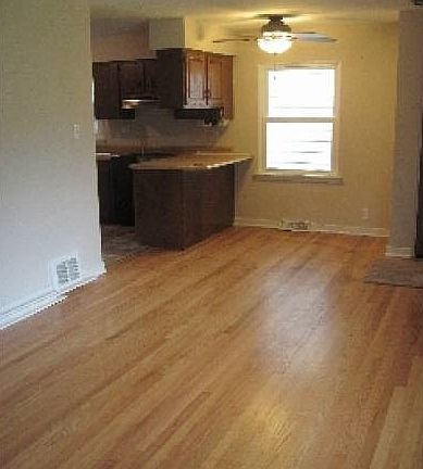 Look at those HW floors!