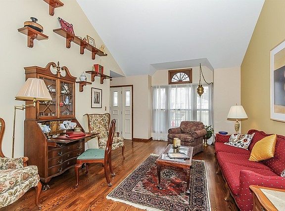 2nd image of 221 Schreiber Ave