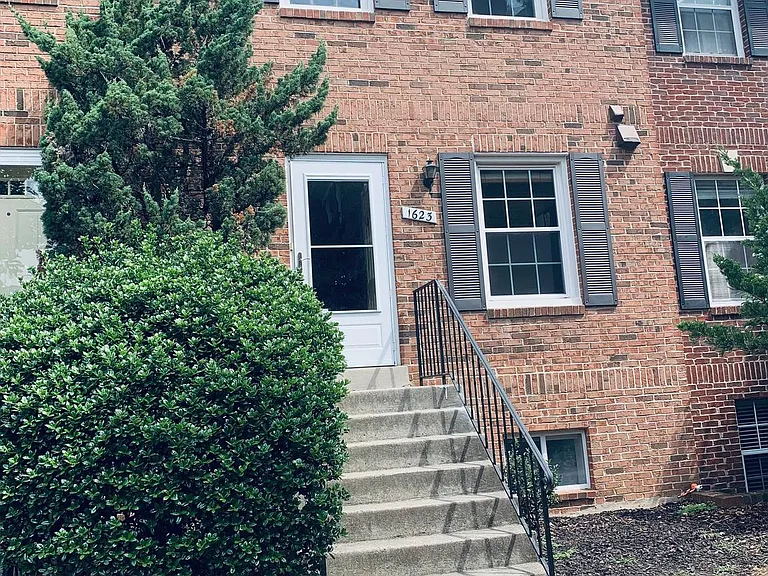 1623 S Barton St #18 — Photo 1