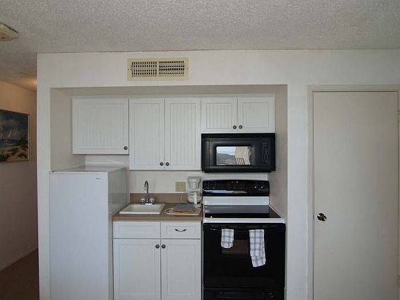 3rd image of 800 Sandcastle Dr #111