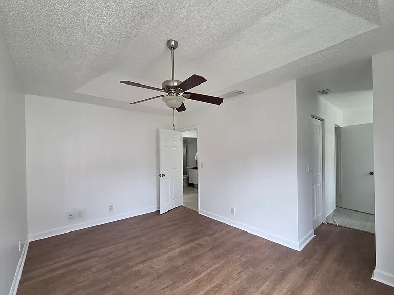 533 NW 47th Ave — Photo 5