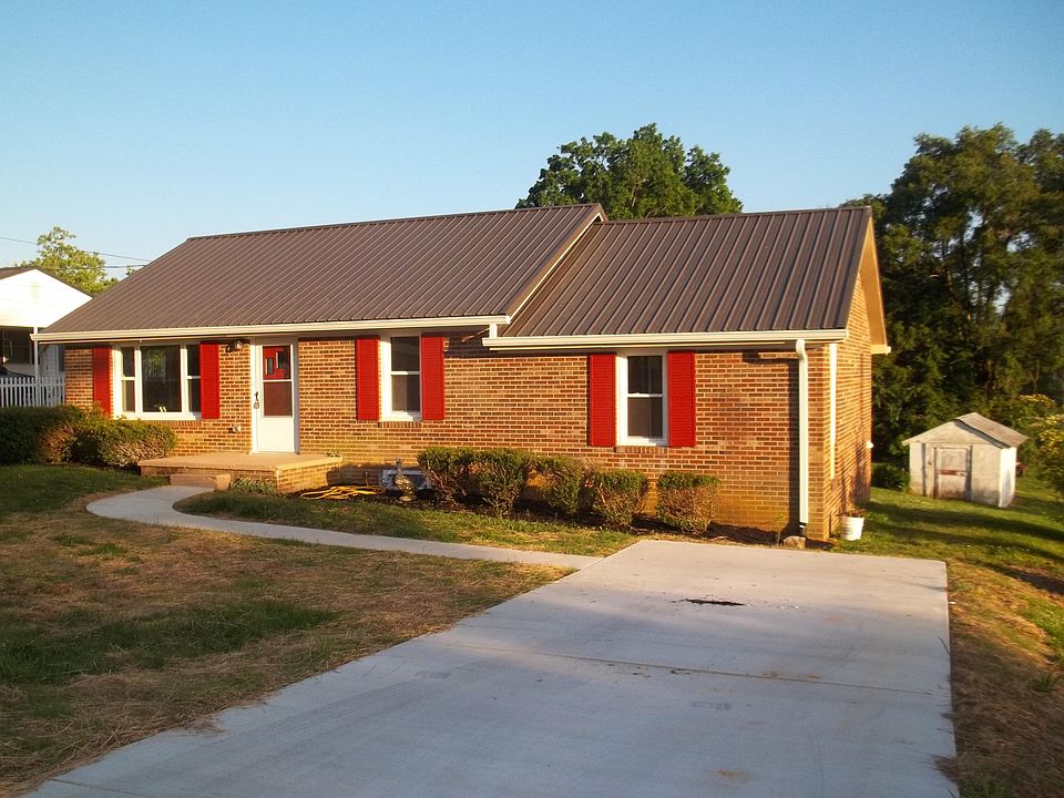 1st image of 208 Oak Dr