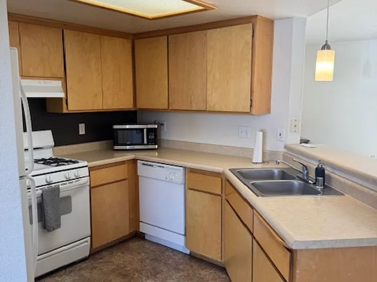 1425 Serrano Pl — Photo 3