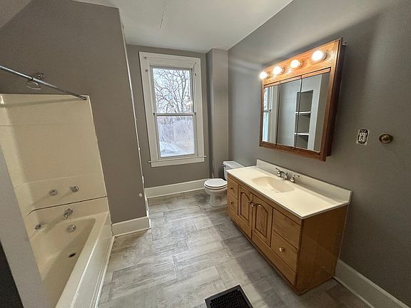 5th image of 107 E Delaware St