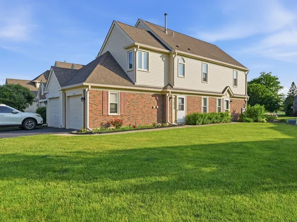 304 University Ln #A, Elk Grove Village, IL 60007