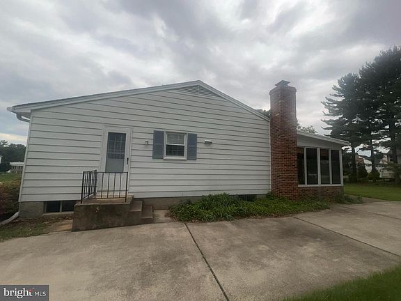 2nd image of 8 Monroe Field Ct