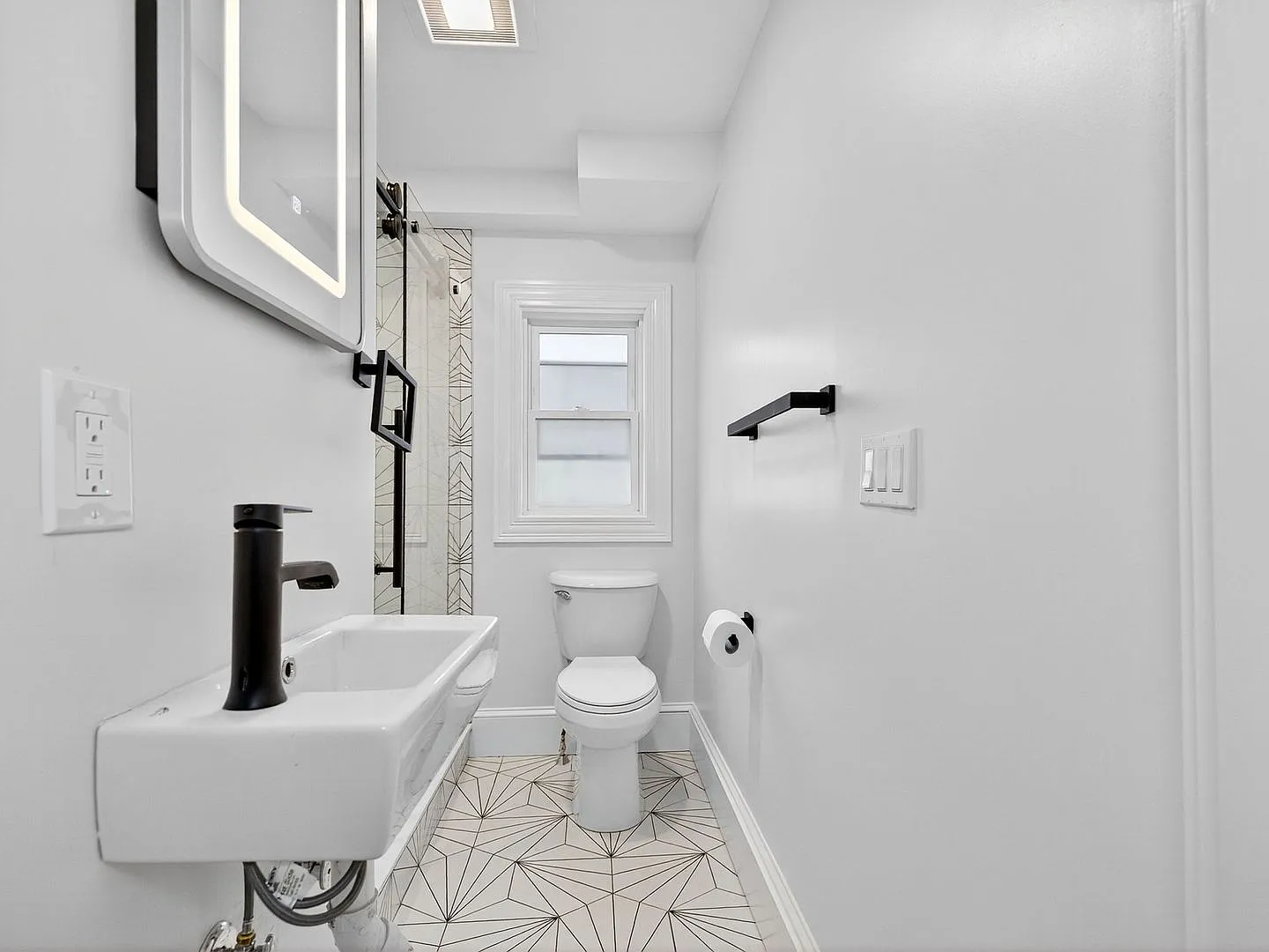 No Brokers Fee. In-Unit Washer and Dryer, All New Kitchen Appliances, Yard — Photo 4