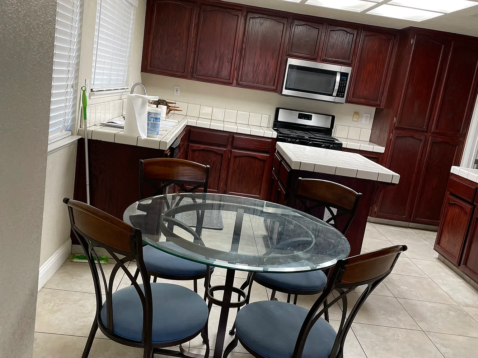 4 bed, 2.5 bath, 2100 sqft, $2,700 — Photo 1