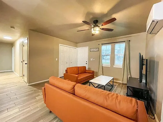 923 E Virginia Ave — Photo 5