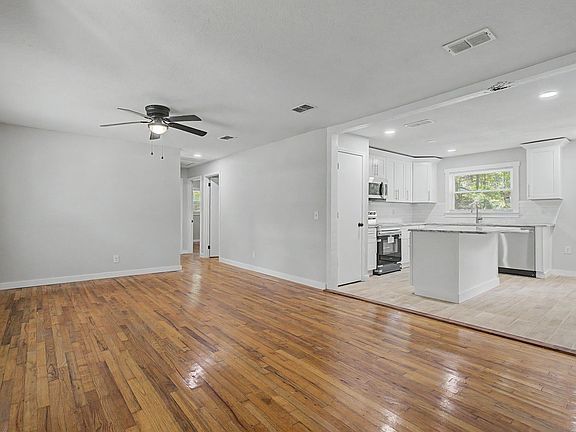 3rd image of 425 Carolina St