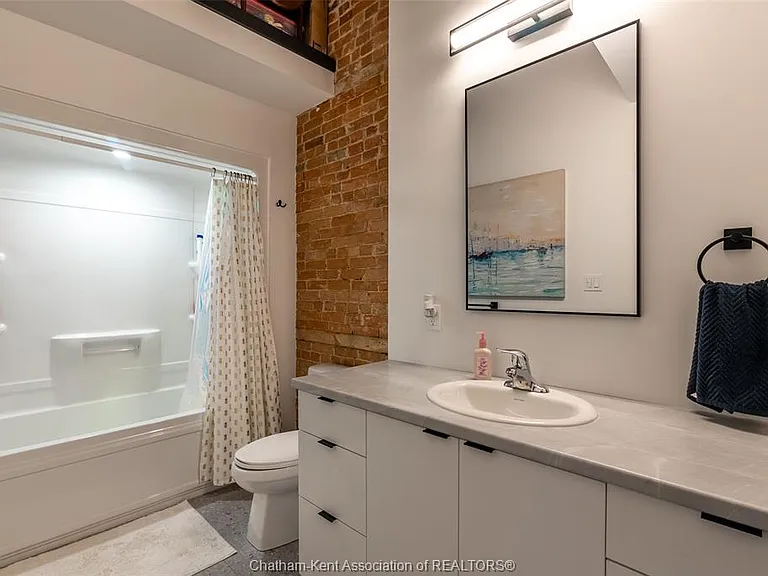 164 King St W #203 — Photo 5