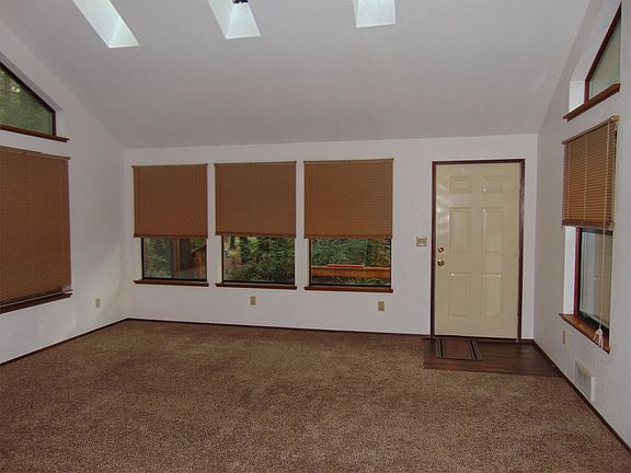 2nd image of 630 E Pointes Dr W