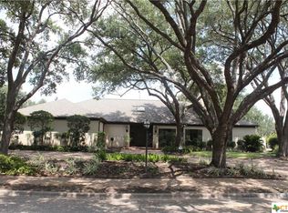 6112 Country Club Dr, Victoria, TX 77904