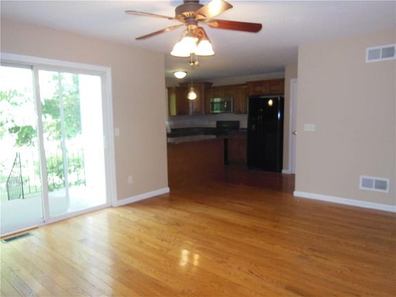 5th image of 51 Silvercup Cir #51