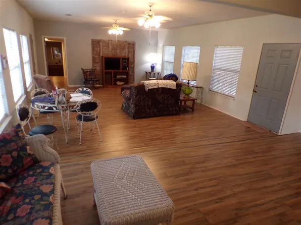 620 Hargis Dr, New London, TX 75684