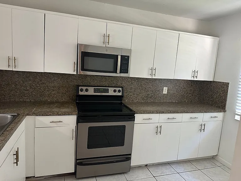931 SW 20th Ct — Photo 3