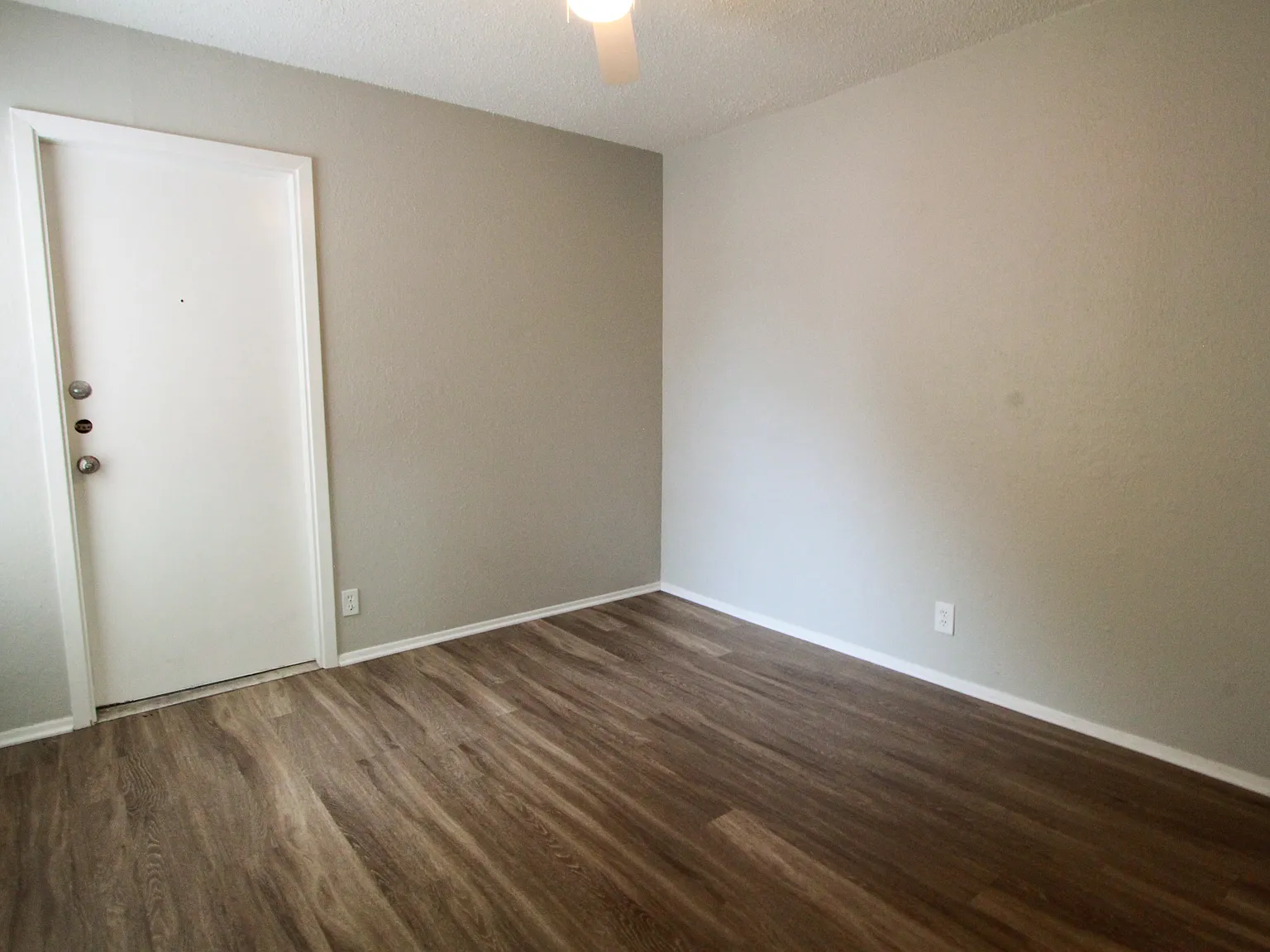 3 bed, 957 sqft, $1,725 — Photo 2